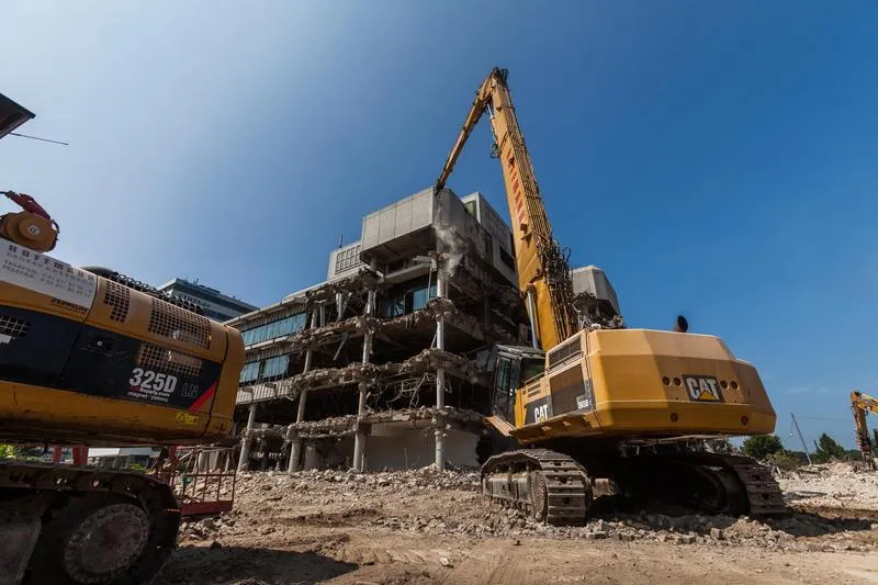 Abbruch AOK Gebäude Hannover Bagger